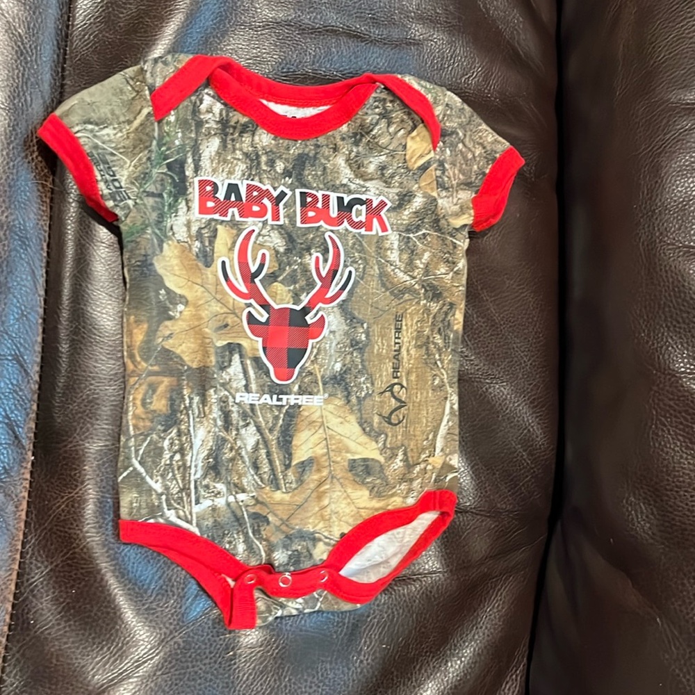 🦌 Baby Buck Camo Realtree Onesie 🦌 3-6moths